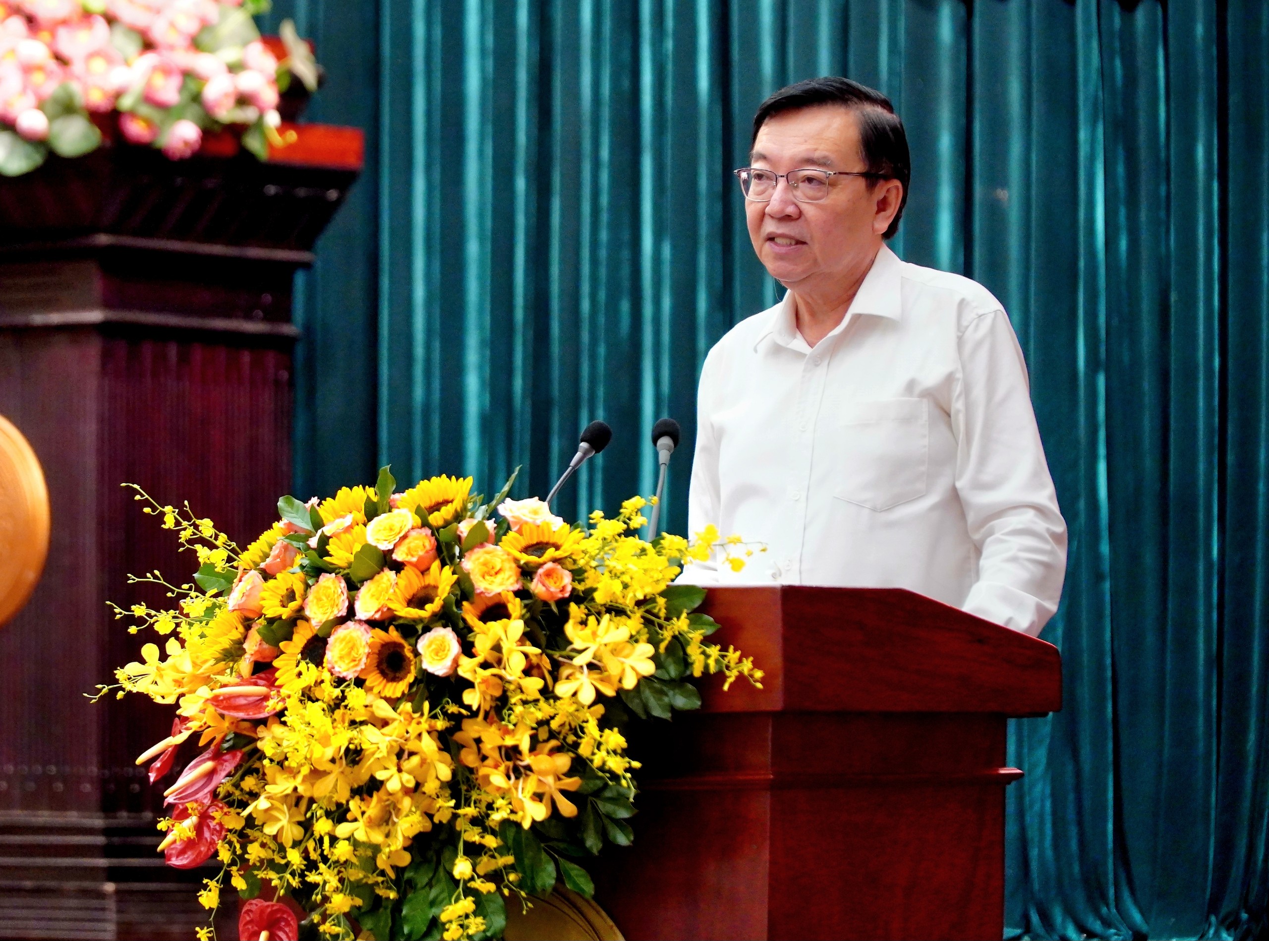 Đồng chí Lê Hồng Sơn báo cáo tại Hội nghị.